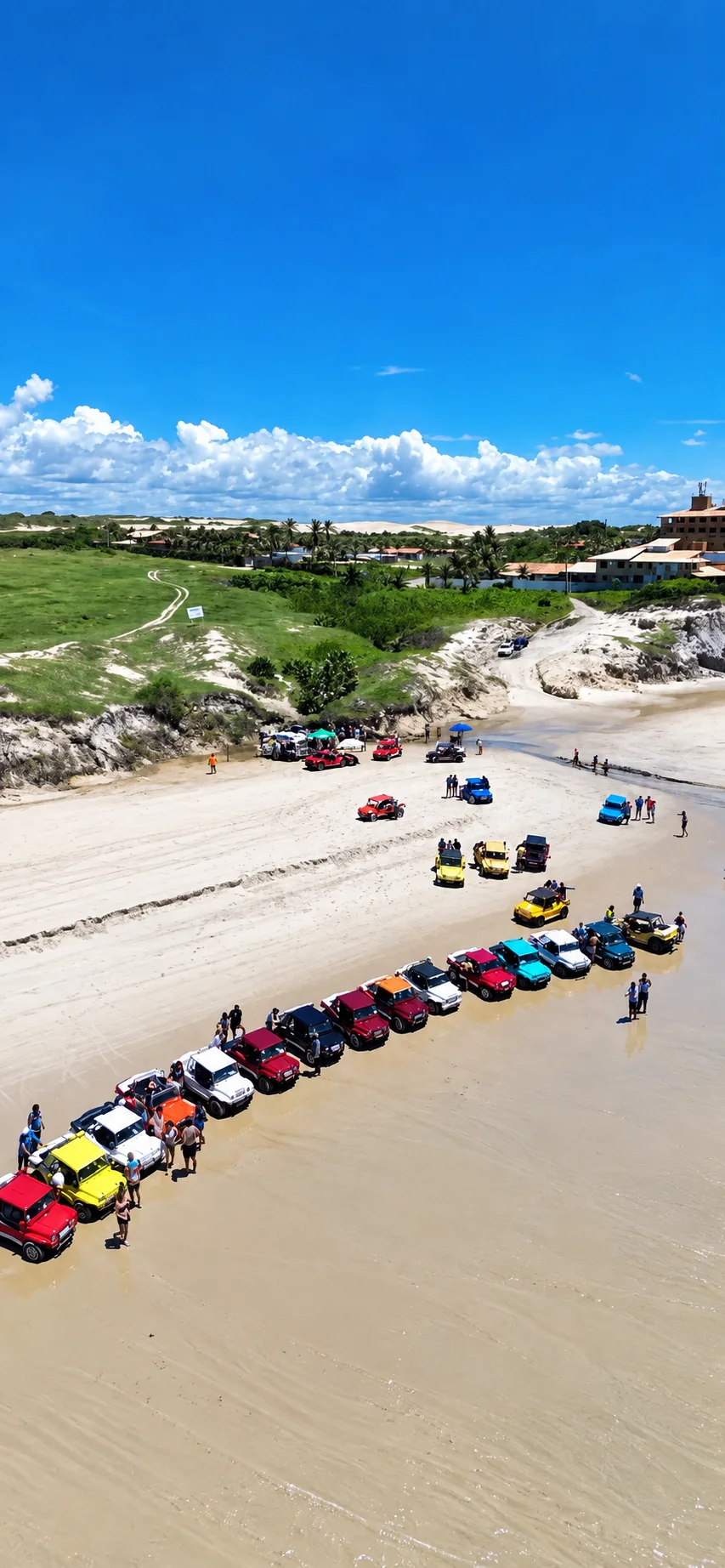 Fila de buggys coloridos na praia, vista de cima
